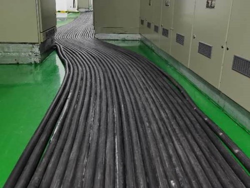 安顺如何根据理论计算公式计算温度对特定电压测量结果的影响？